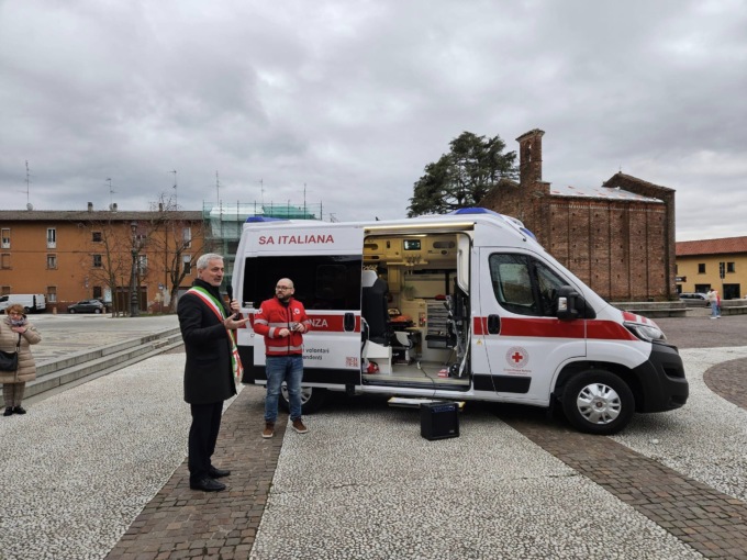 Inaugurata la nuova ambulanza della Croce rossa