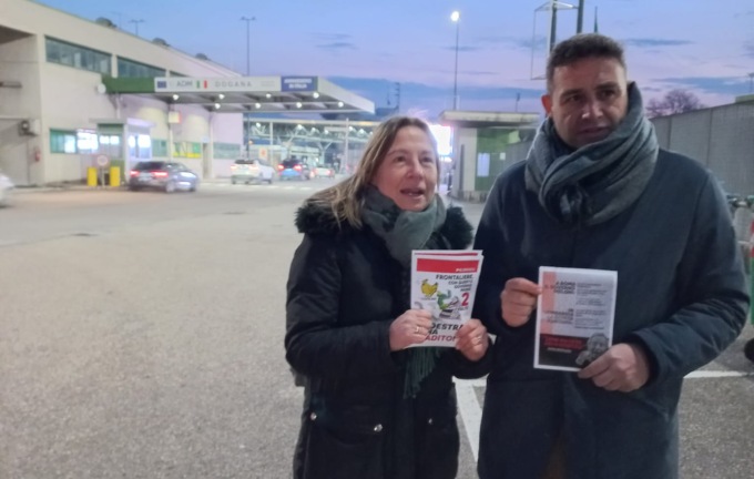 Tassa sanitaria per i frontalieri, volantinaggio dem a Gaggiolo: “I problemi della sanità non si risolvono derubando i frontalieri”