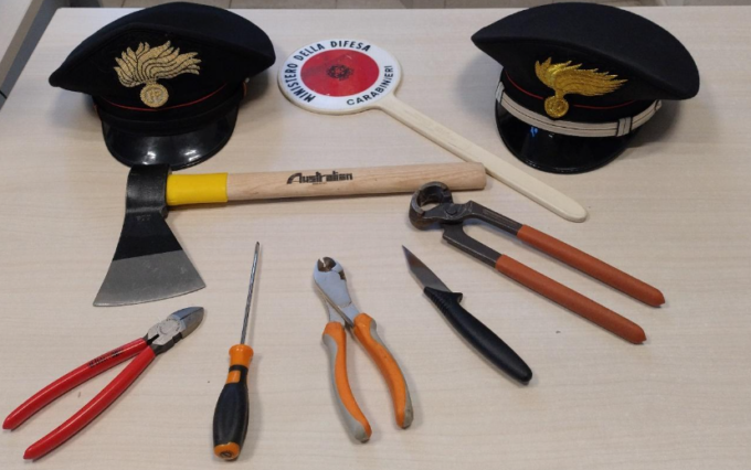 Minaccia le persone con ascia e coltello: arrestato 27enne