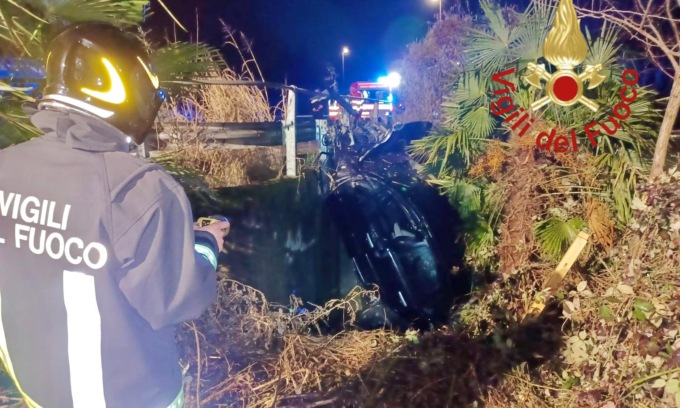 Fenegrò, finisce fuori strada con l’auto alle 3 del mattino