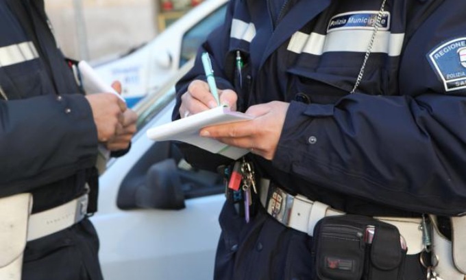 Causa un incidente e si scopre che non aveva la patente per la moto, maxi-multa a un centauro