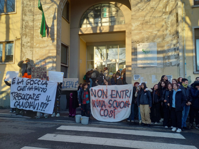 “L’ultima goccia”: oltre 300 studenti in sciopero al Candiani di Busto