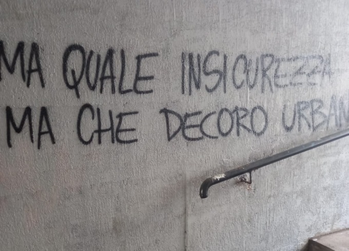 Il sottopasso appena imbiancato riempito di scritte contro i volontari