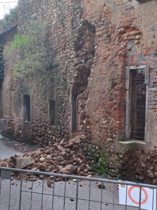 Crolla una casa in stato di abbandono