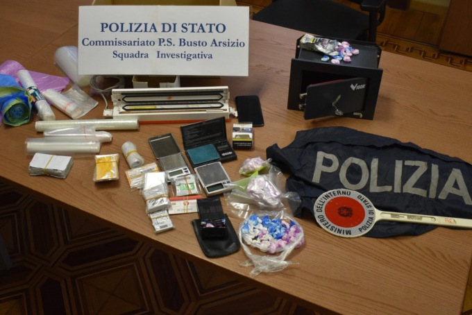 Ventenne spacciatore arrestato: nascondeva la cocaina nei pacchetti di sigaretta