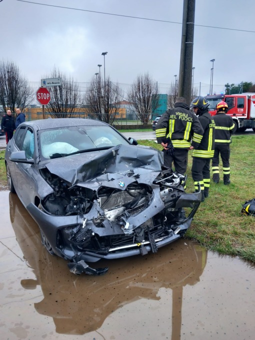 Scontro fra tre mezzi: intervento dei soccorsi