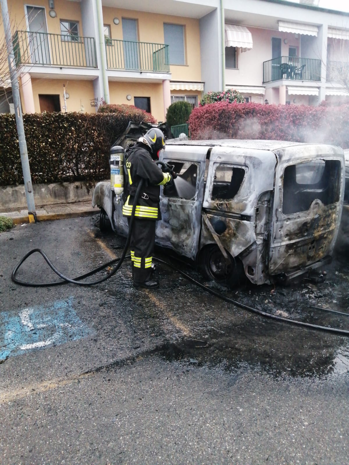 IMG-Golasecca auto a fuoco tentato suicidio vigili del fuoco20240326-WA0002