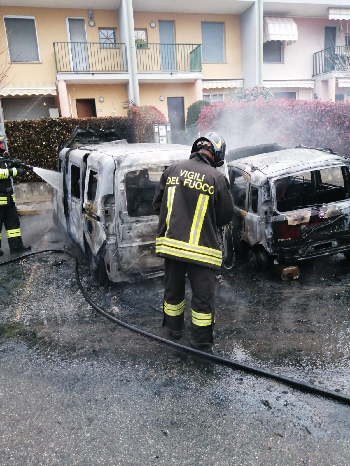 IMG-20240Golasecca auto a fuoco tentato suicidio vigili del fuoco326-WA0003