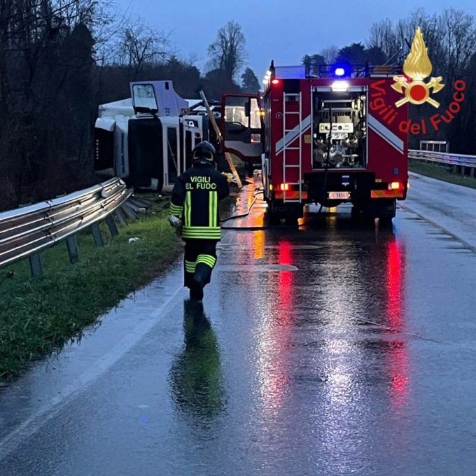 Camion finisce fuori strada