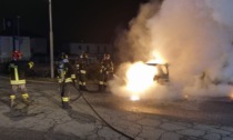 Auto in fiamme a Sesto Calende, sul posto i pompieri di Somma Lombardo