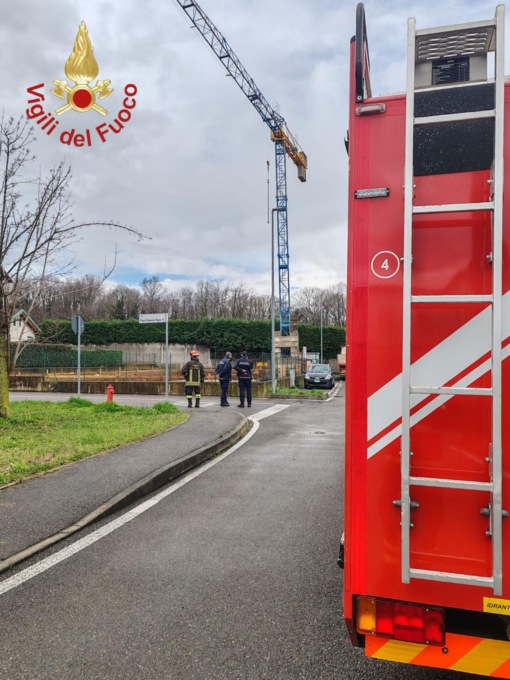 Cedimento di una gru: arrivano i Vigili del Fuoco
