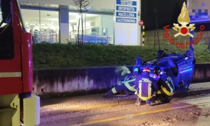 Un'auto si ribalta: intervento tempestivo dei pompieri, illesi i conducenti