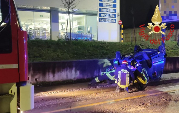 Un’auto si ribalta: intervento tempestivo dei pompieri, illesi i conducenti