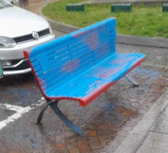La panchina rossa contro le violenze imbrattata di azzurro