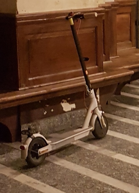 Entra in chiesa con il monopattino: l’indignazione di un fedele