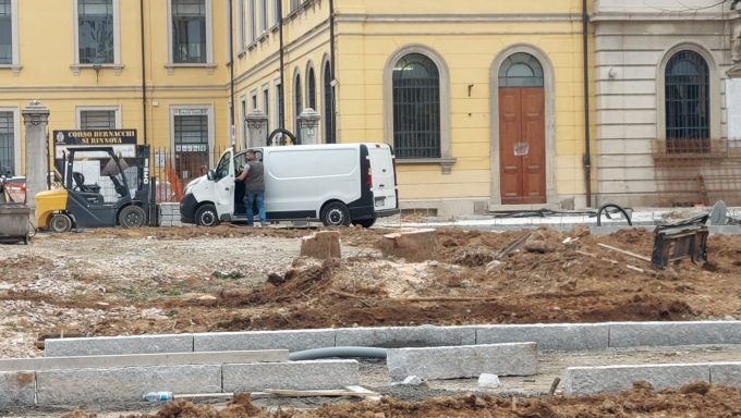 Abbattuti i due pini di piazza Mazzini