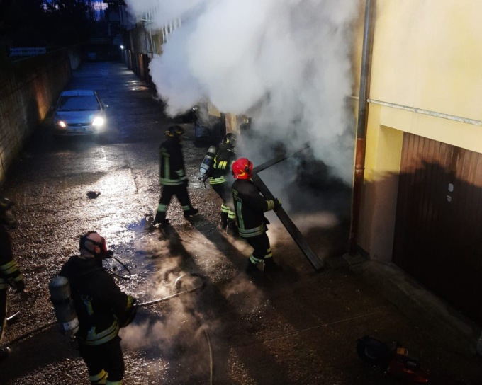 Fiamme nel box a Cairate, disabile evacuato