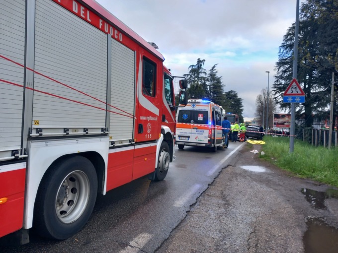 Colpito mentre camminava a lato strada, morto un pedone 36enne
