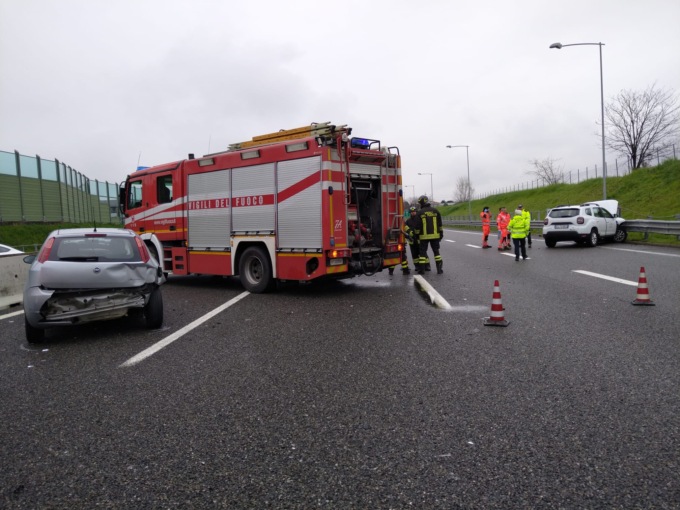 Incidente a tre in A9 a Origgio, anche un bambino coinvolto