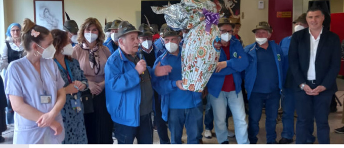 Bambini, Alpini e sindaco in visita ai nonni della rsa
