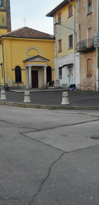 Panni stesi davanti alla chiesa, l’indignazione dei residenti