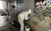 I giovani del Rotaract di Saronno al lavoro per ripulire il sottopasso di piazza Mercato