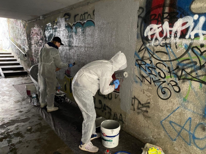 I giovani del Rotaract di Saronno al lavoro per ripulire il sottopasso di piazza Mercato