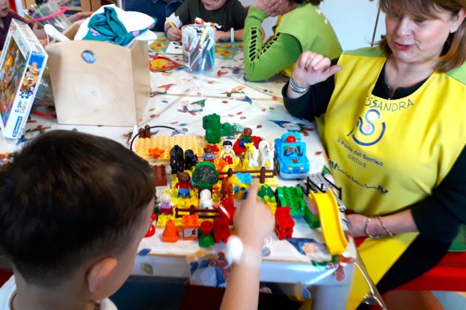 La piccola Alice esce dalla pediatria di Varese e i genitori lasciano un dono per ringraziare