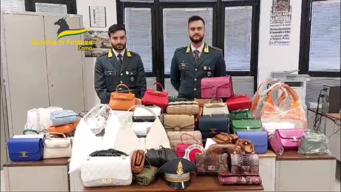 Borse di alta moda contraffatte e scarpe in finto cuoio: maxi sequestro della Guardia di Finanza