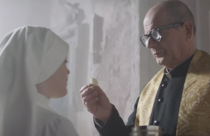 Dopo le polemiche, Amica Chips ritira lo spot “blasfemo”