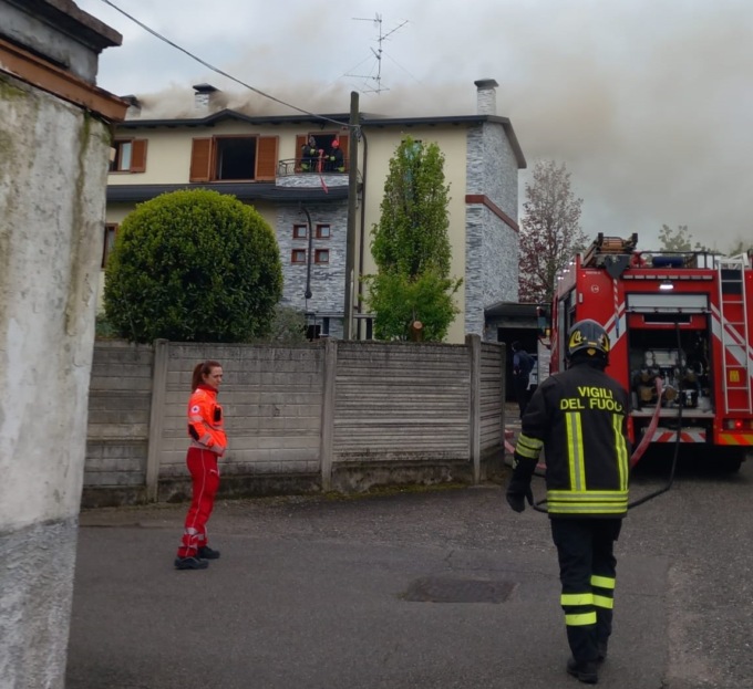 Fagnano Olona: tetto prende fuoco