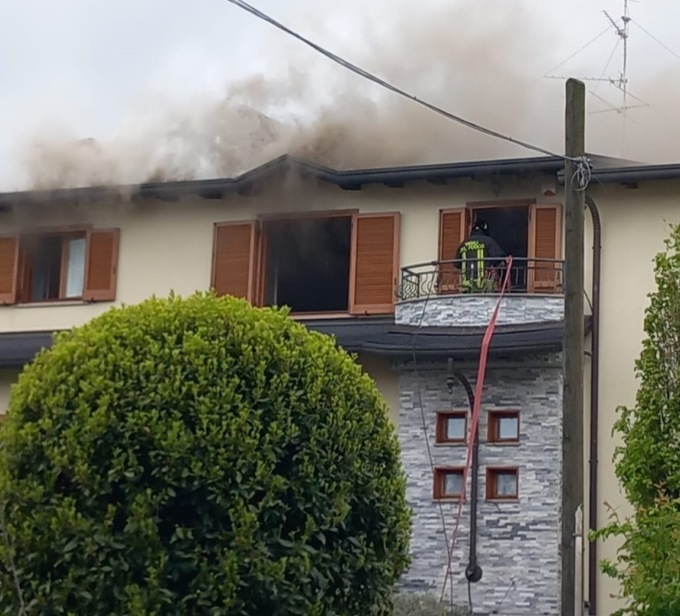 Fagnano Olona: tetto prende fuoco