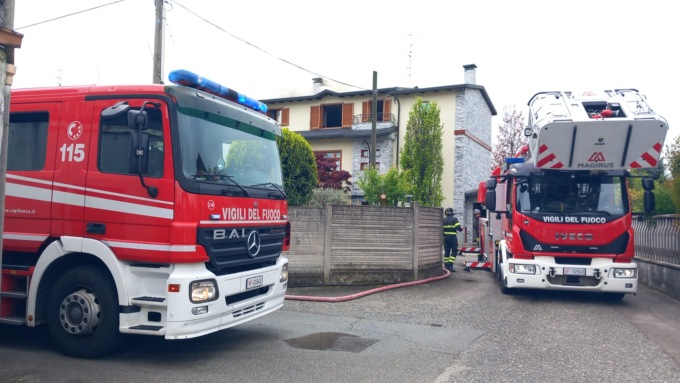 Fagnano Olona, tetto in fiamme: sul posto i Vigili del Fuoco