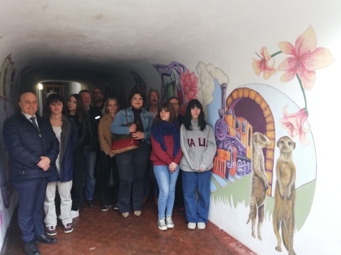 Le opere degli studenti-artisti del Frattini sui muri dell’antica galleria di servizio del Circolo