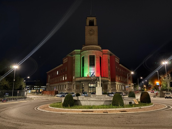 Anniversario Polizia di Stato: Palazzo Italia illuminato con il tricolore