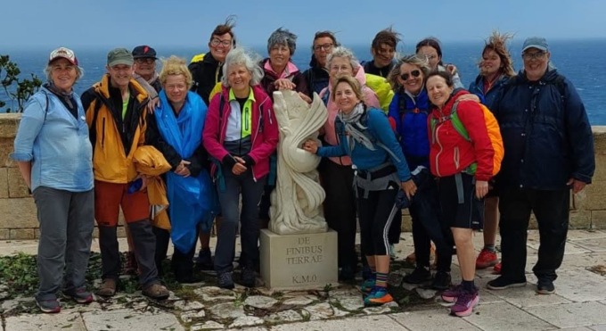 La carovana delle camminatrici in partenza da Como