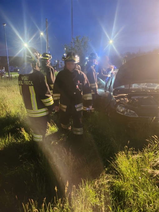 Auto finisce fuori strada sulla Varesina