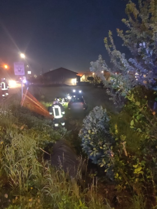 Auto finisce fuori strada sulla Varesina