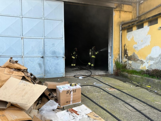 Incendio in una stireria, arrivano i pompieri