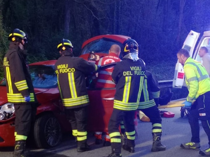 Incidente contro il guardrail, 24enne in ospedale