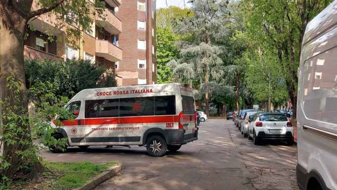 Ottantunenne esce dal bar e viene investito: soccorso in codice giallo