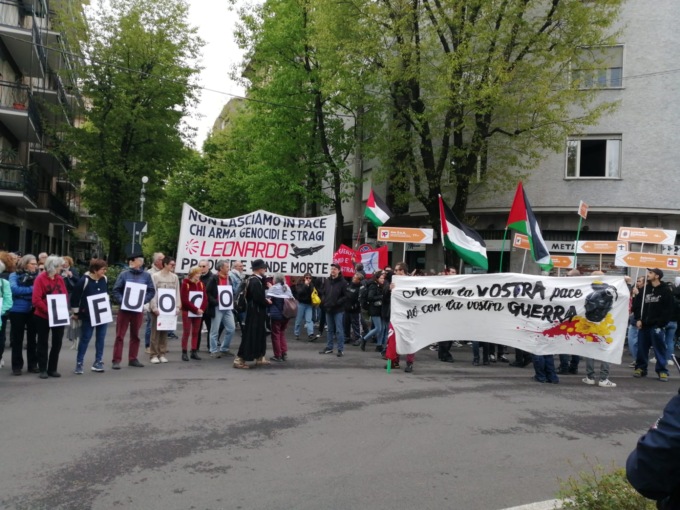 Cori, fumogeni, striscioni: gli anarchici presenti al 25 aprile