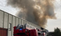 Incendio in un capannone a Saronno: sul posto Vigili del fuoco e ambulanza