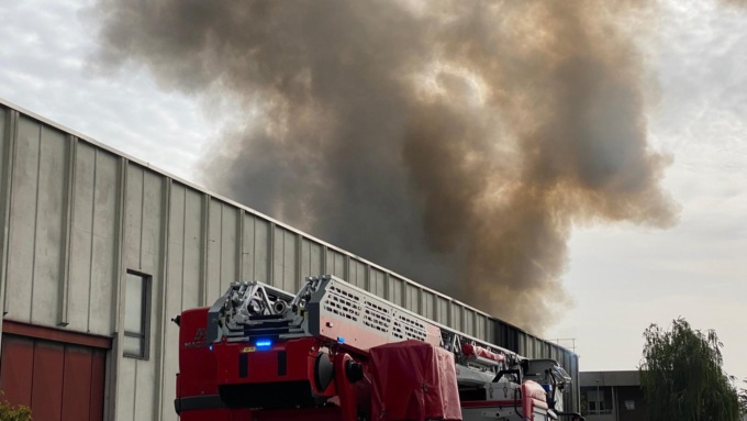 Incendio in un capannone a Saronno: sul posto Vigili del fuoco e ambulanza