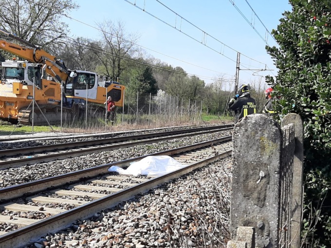 Giovane muore travolto da un treno in transito