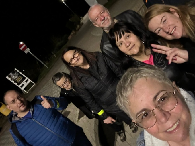 “Spegnete i social e uscite a passeggiare in paese”