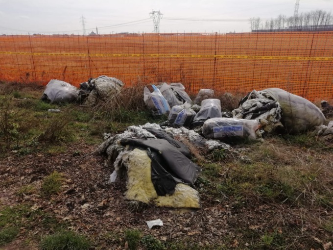 Lana di roccia abbandonata nei campi: 2.300 euro per farla rimuovere