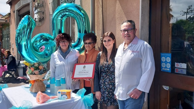 Tre generazioni dietro il bancone: la salumeria Mussetta compie 60 anni