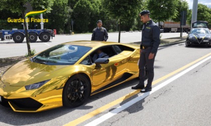 Contrabbando di auto di lusso con targa svizzera: sequestrate cinque supercar