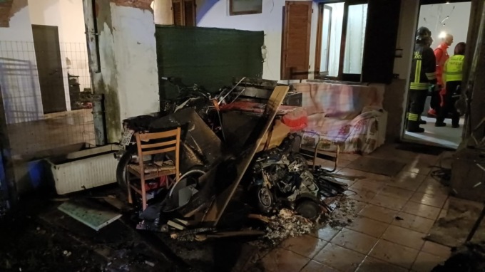 Incendio in una palazzina, donna intossicata